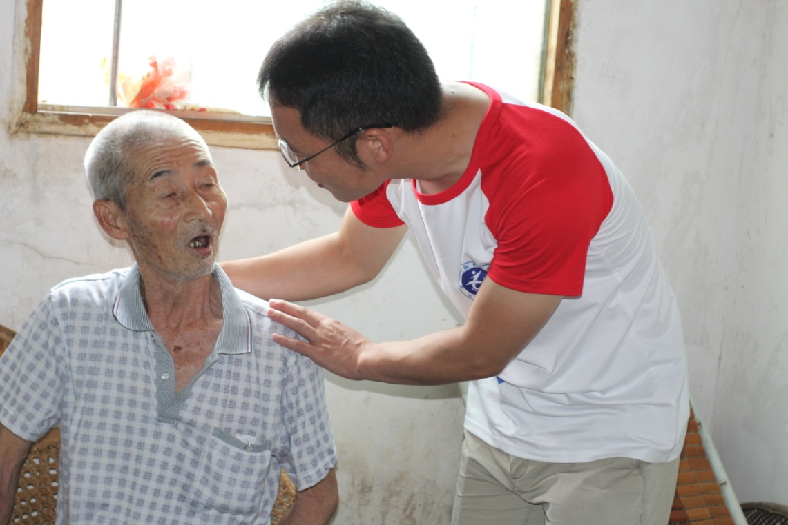 圖9 實(shí)踐隊(duì)隊(duì)員與困難戶93歲的曹奶奶揮手告別.jpg