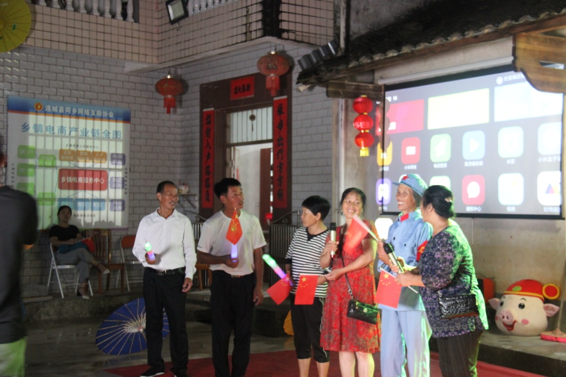 圖11 實(shí)踐隊(duì)整齊劃一的功夫扇表演.JPG