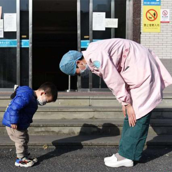小患者向曹玲玲鞠躬致謝,曹玲玲鞠躬回禮